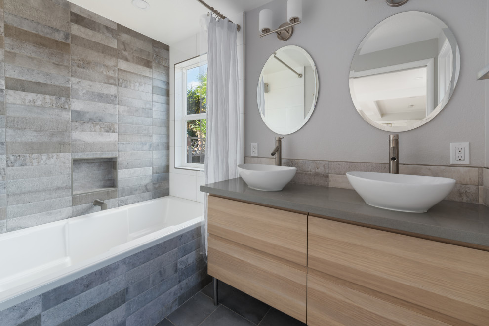 Свежая идея для дизайна: ванная комната среднего размера в классическом стиле с коричневыми фасадами, ванной в нише, душем над ванной, раздельным унитазом, керамогранитной плиткой, серыми стенами, настольной раковиной, столешницей из бетона, серым полом, шторкой для ванной, серой столешницей, тумбой под две раковины и напольной тумбой - отличное фото интерьера