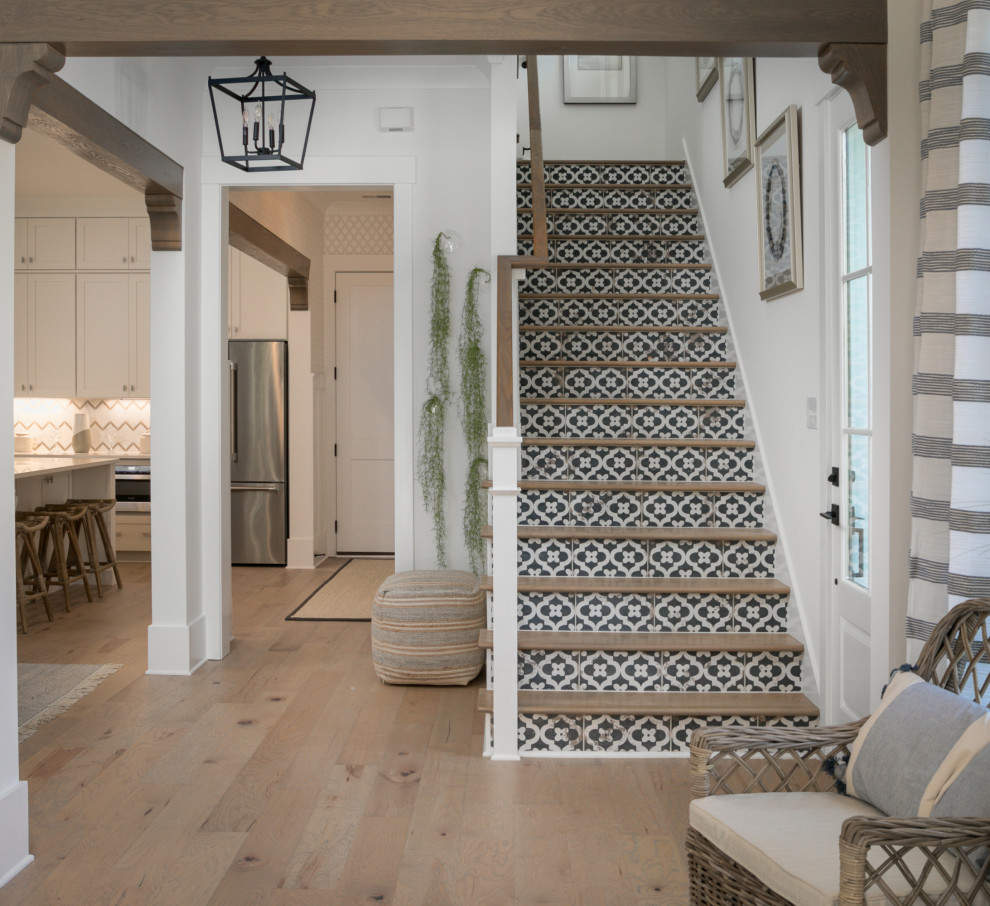 Идея дизайна: прямая лестница в морском стиле с деревянными ступенями, подступенками из плитки и деревянными перилами