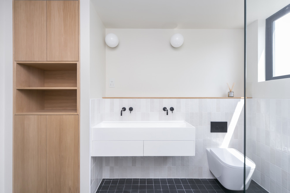 Example of a minimalist bathroom design in London