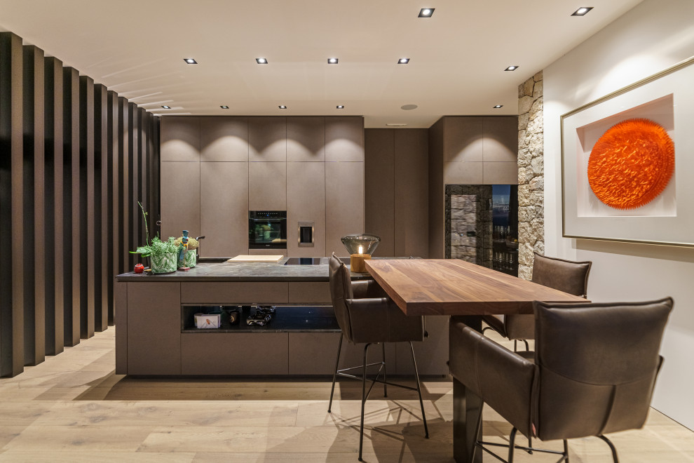 This is an example of a contemporary kitchen in Palma de Mallorca.