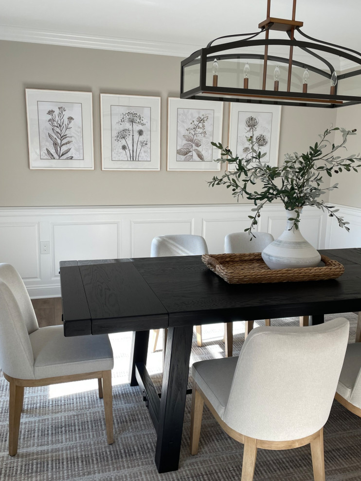 Inspiration pour une salle à manger ouverte sur la cuisine rustique de taille moyenne avec un mur beige, moquette et du lambris.