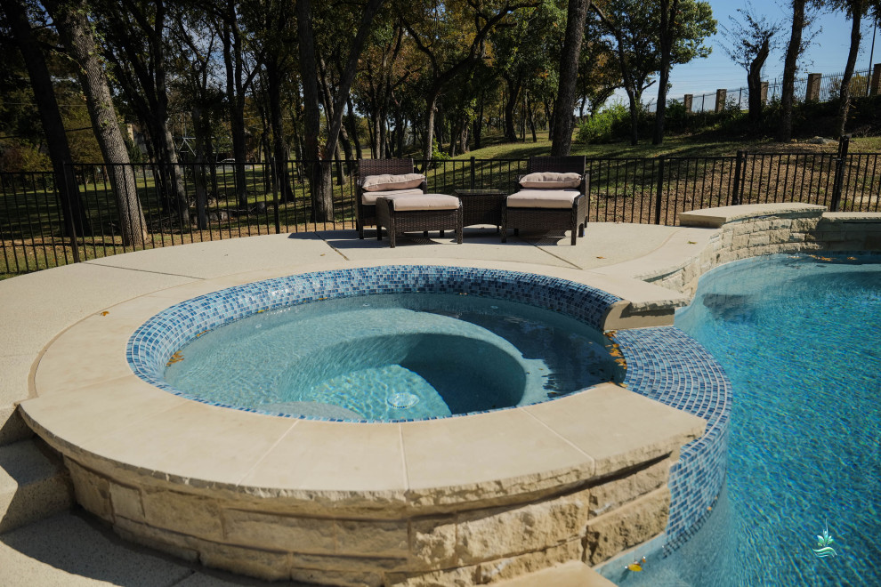 Großer Mediterraner Pool hinter dem Haus in individueller Form mit Betonplatten in Dallas