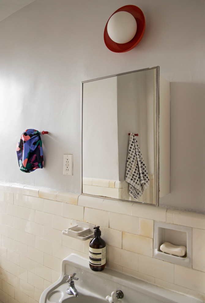 Bild på ett litet funkis badrum, med grå kakel och tunnelbanekakel
