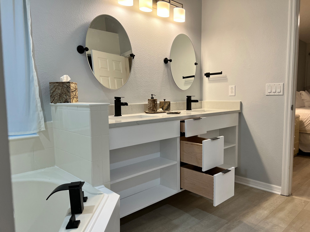 Kleines Modernes Badezimmer En Suite mit offenen Schränken, weißen Schränken, grauer Wandfarbe, Vinylboden, Unterbauwaschbecken, Quarzwerkstein-Waschtisch, weißer Waschtischplatte, Doppelwaschbecken und schwebendem Waschtisch in Orlando