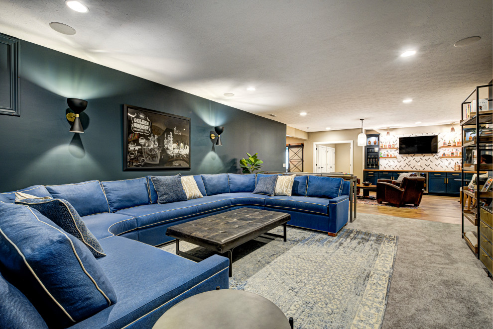 Стильный дизайн: изолированная гостиная комната среднего размера в современном стиле с ковровым покрытием, телевизором на стене, разноцветными стенами и серым полом - последний тренд