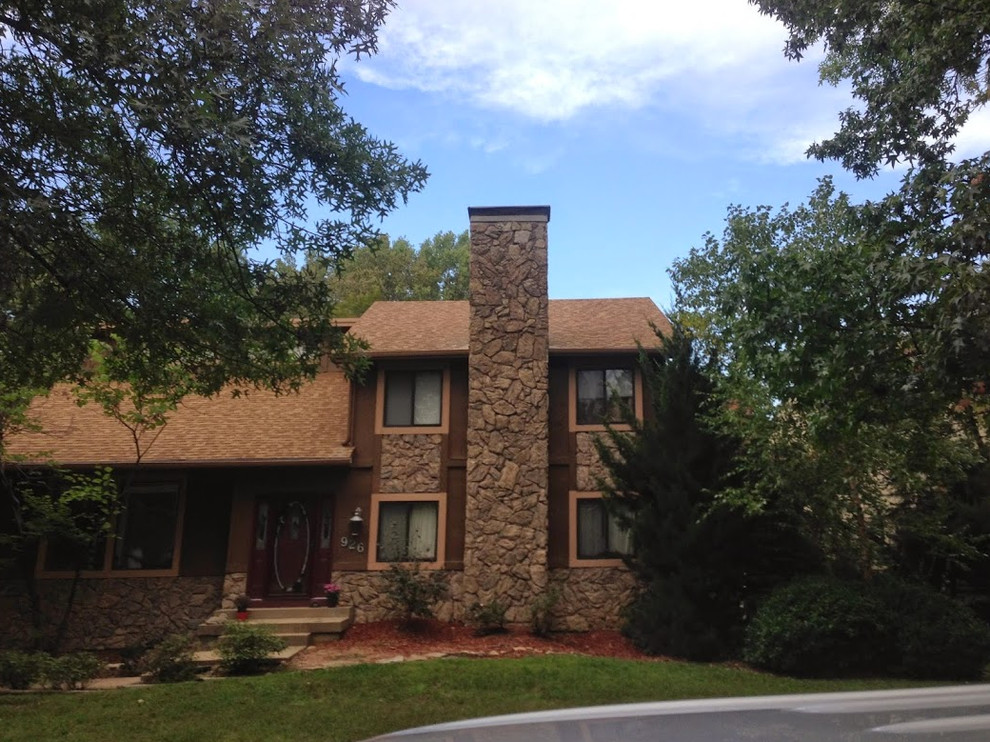 Example of a mid-sized classic two-story mixed siding exterior home design in Kansas City