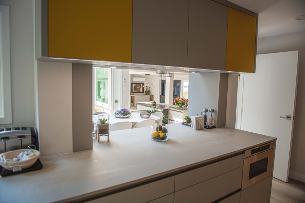 Kitchen - transitional kitchen idea in Vancouver