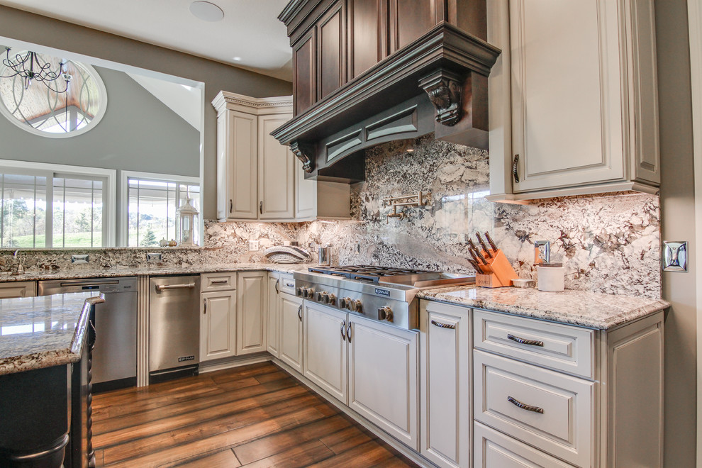 Kitchen - transitional kitchen idea