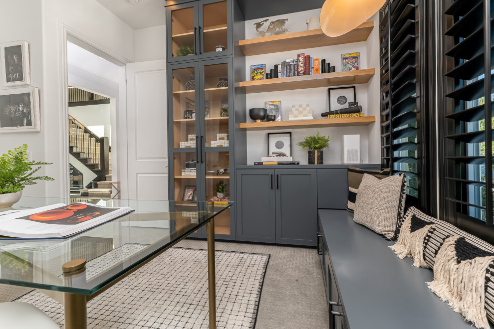 Стильный дизайн: кабинет среднего размера в современном стиле с белыми стенами, ковровым покрытием и отдельно стоящим рабочим столом - последний тренд