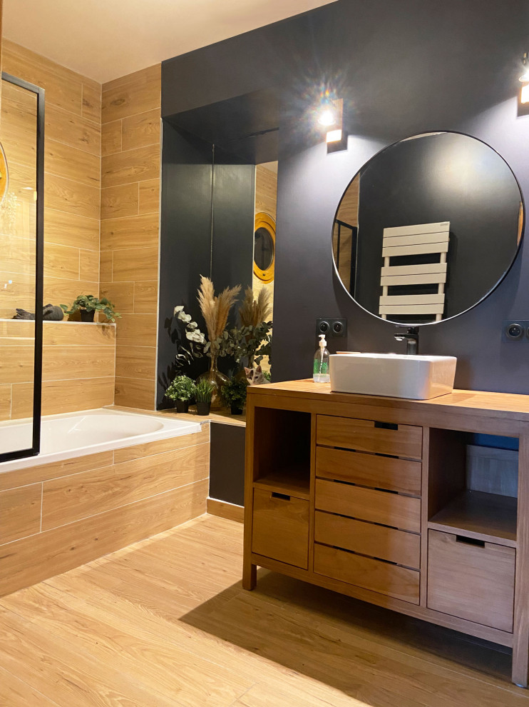 Idéer för ett mellanstort industriellt en-suite badrum, med ett undermonterat badkar, beige kakel, ett nedsänkt handfat och träbänkskiva
