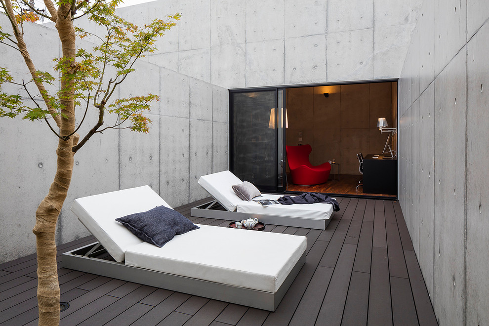 Industrial courtyard deck in Tokyo with no cover.