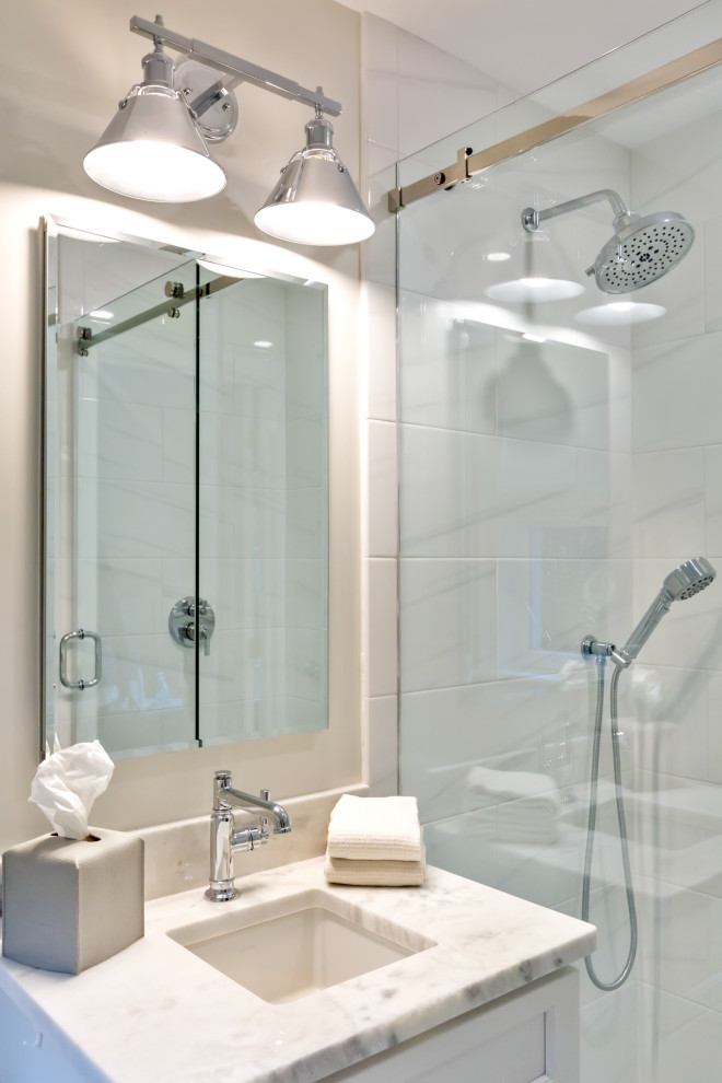 Exempel på ett litet maritimt flerfärgad flerfärgat badrum med dusch, med skåp i shakerstil, vita skåp, en dusch i en alkov, en toalettstol med separat cisternkåpa, vit kakel, keramikplattor, grå väggar, klinkergolv i keramik, ett undermonterad handfat, bänkskiva i kvartsit, blått golv och dusch med skjutdörr