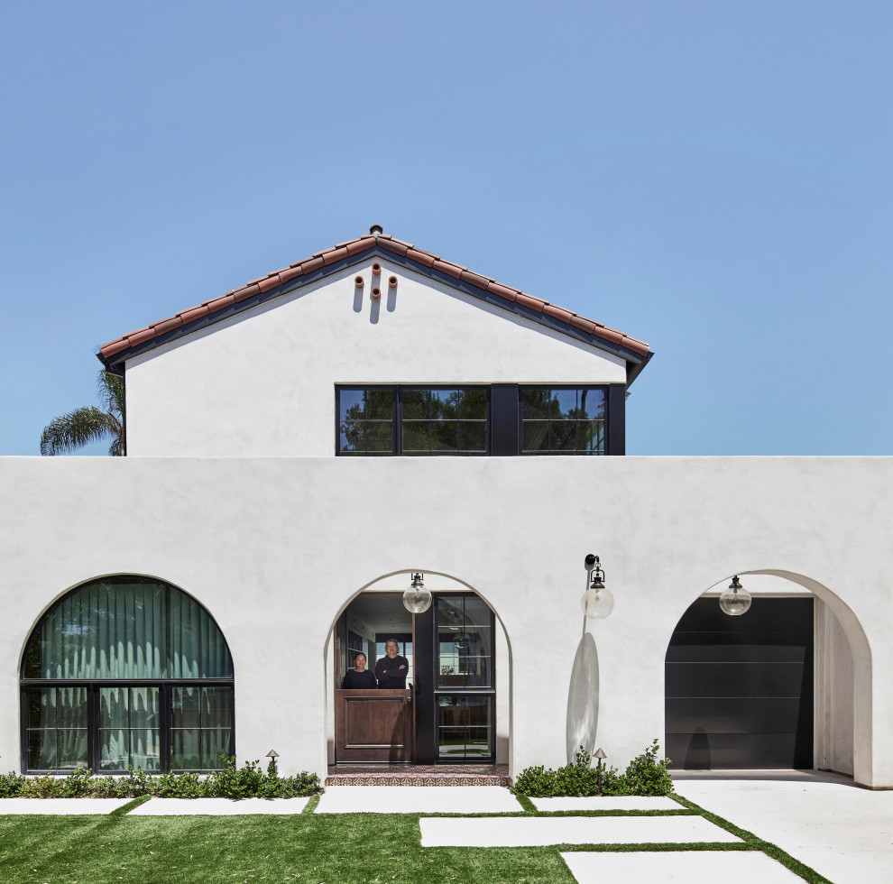 Großes, Zweistöckiges Mediterranes Einfamilienhaus mit Putzfassade, weißer Fassadenfarbe, Satteldach, Ziegeldach und rotem Dach in Los Angeles