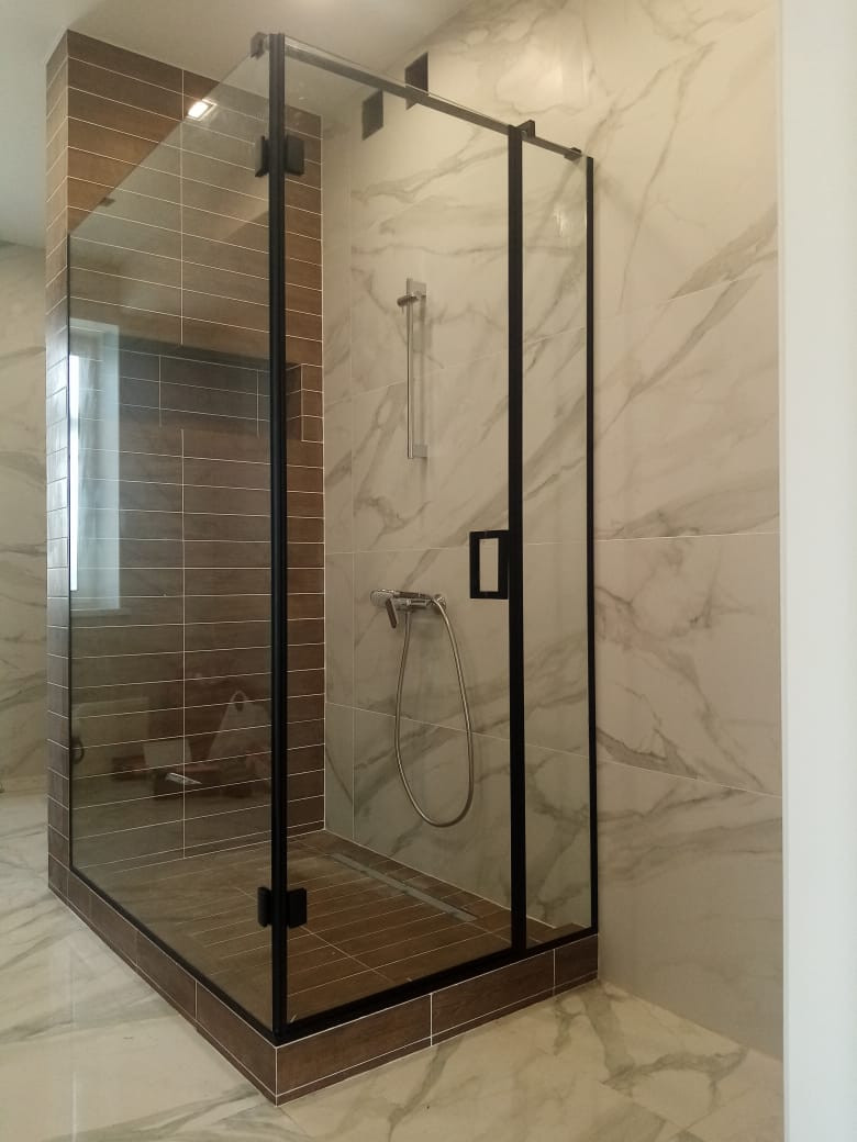Душевые перегородки с черной фурнитурой