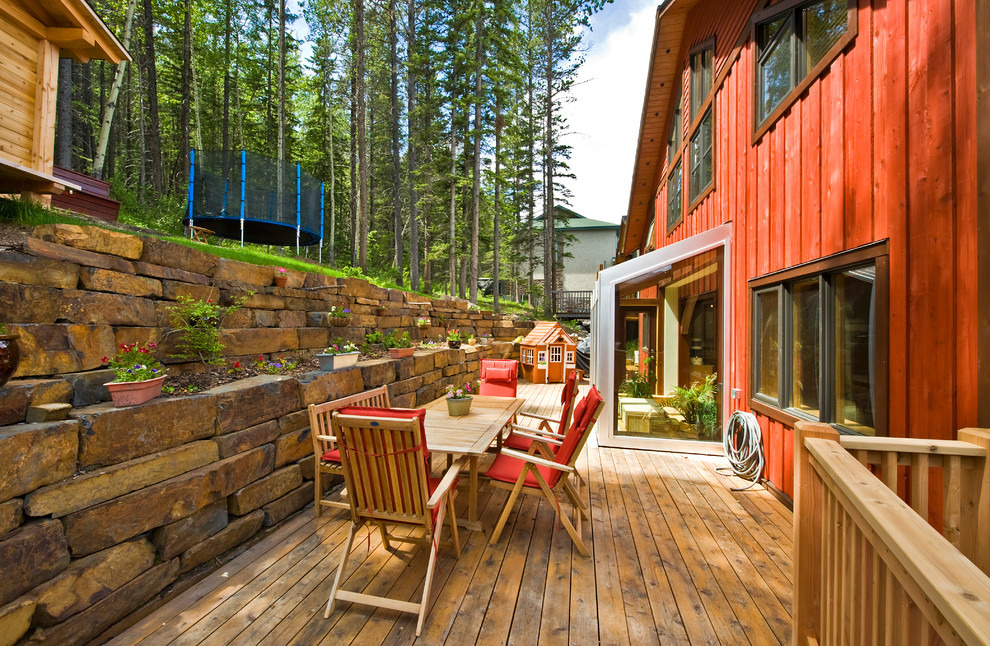 Photo of a traditional backyard deck in Vancouver.