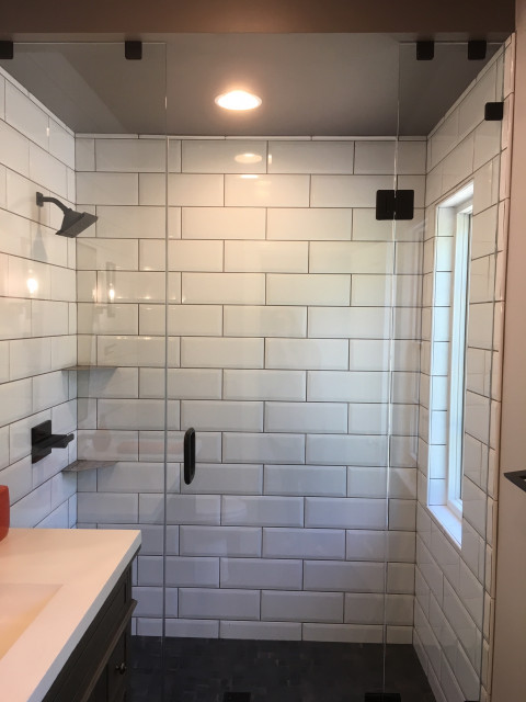 Aviator Inspired Bath Addition eklektisch-badezimmer