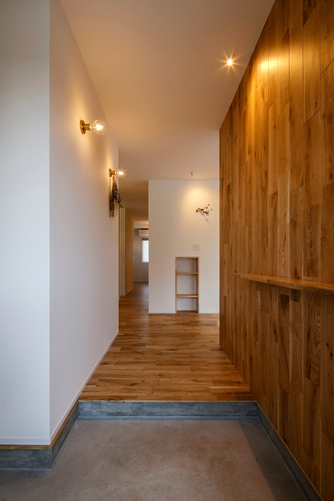 Foto di un corridoio design di medie dimensioni con pareti bianche, una porta singola, pavimento grigio, soffitto in carta da parati e carta da parati