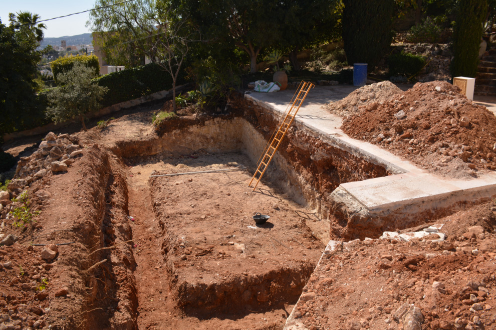 Piscina en vivienda unifamiliar existente aprovechando el desnivel del terreno