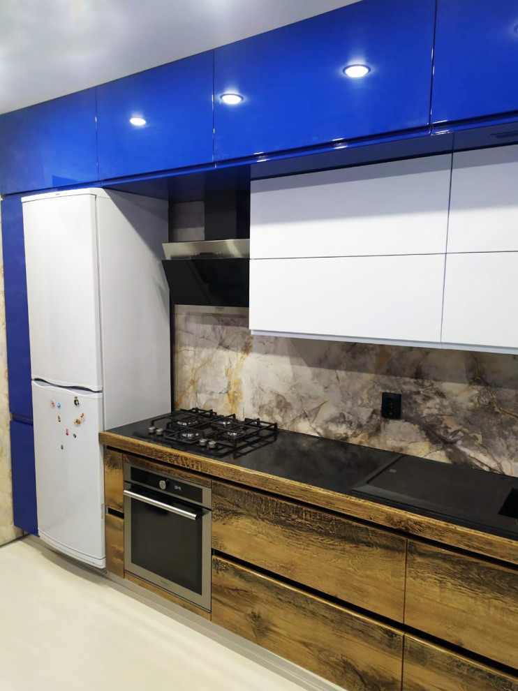 Кухня в совремееном стиле с фасадами из шпона