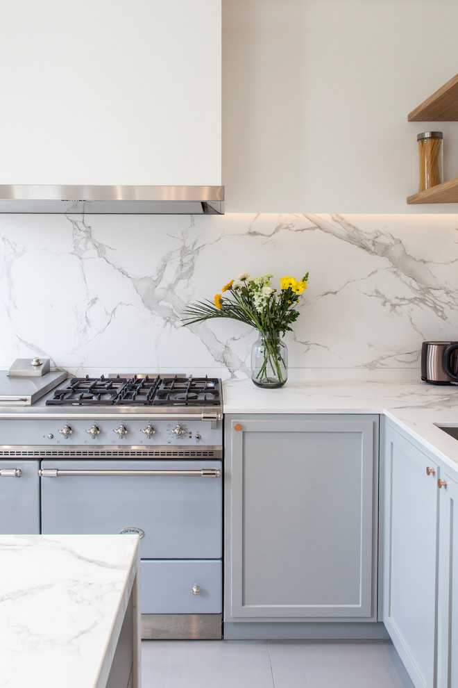 Mid-sized contemporary l-shaped eat-in kitchen in Paris with grey cabinets, white splashback, coloured appliances, with island, grey floor, white benchtop, an undermount sink, shaker cabinets, marble benchtops, marble splashback and ceramic floors.