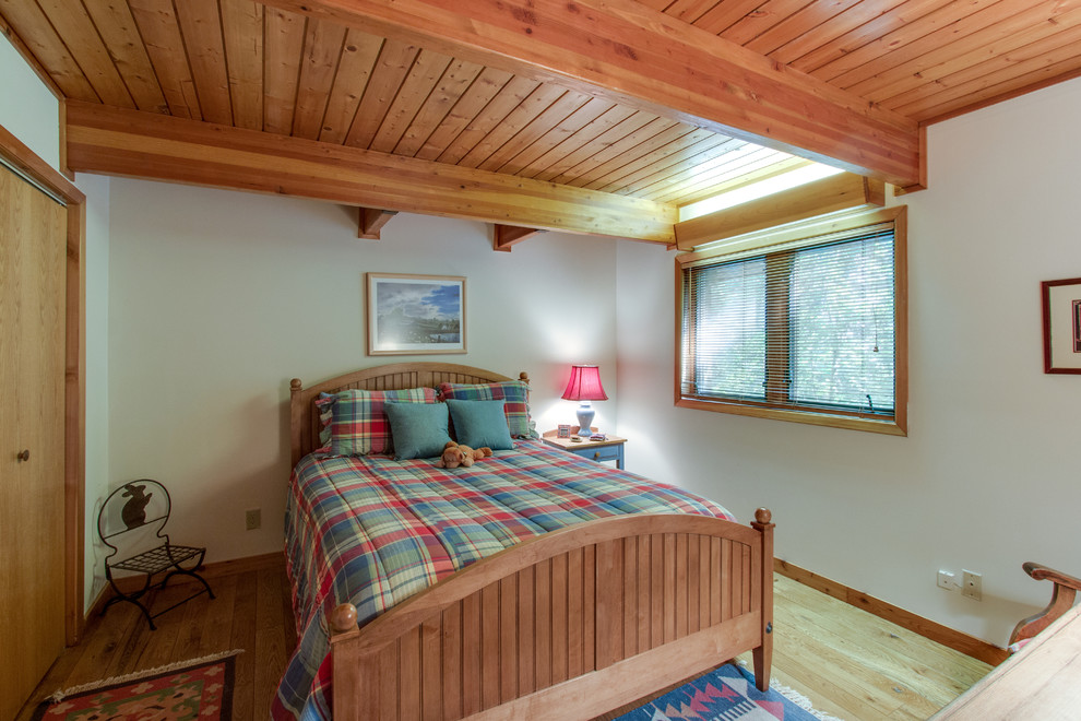 Example of a mountain style bedroom design in Nashville