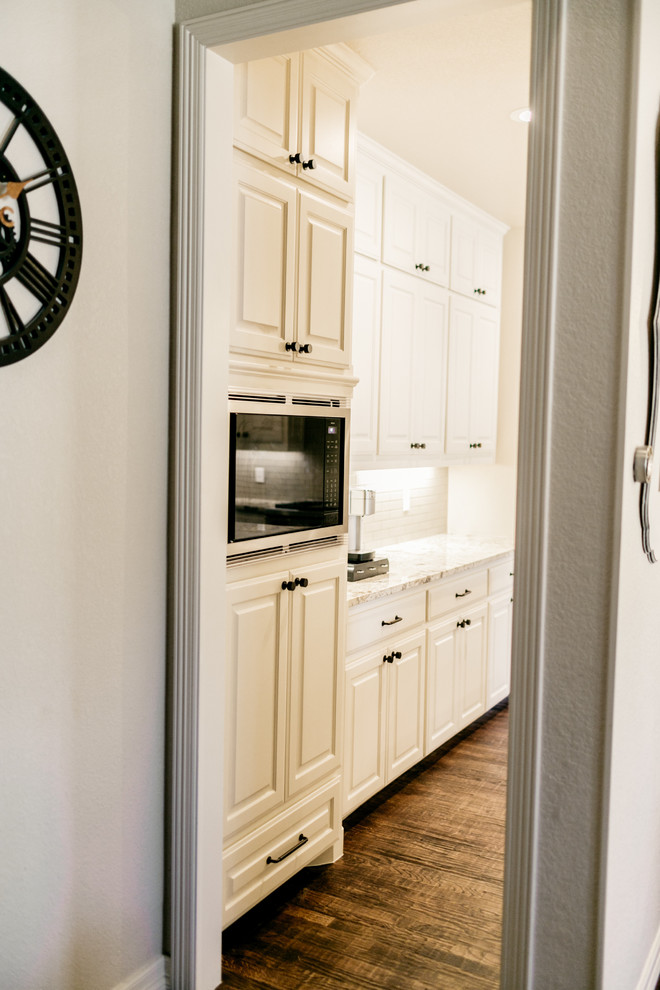 Example of a transitional home design design in Dallas