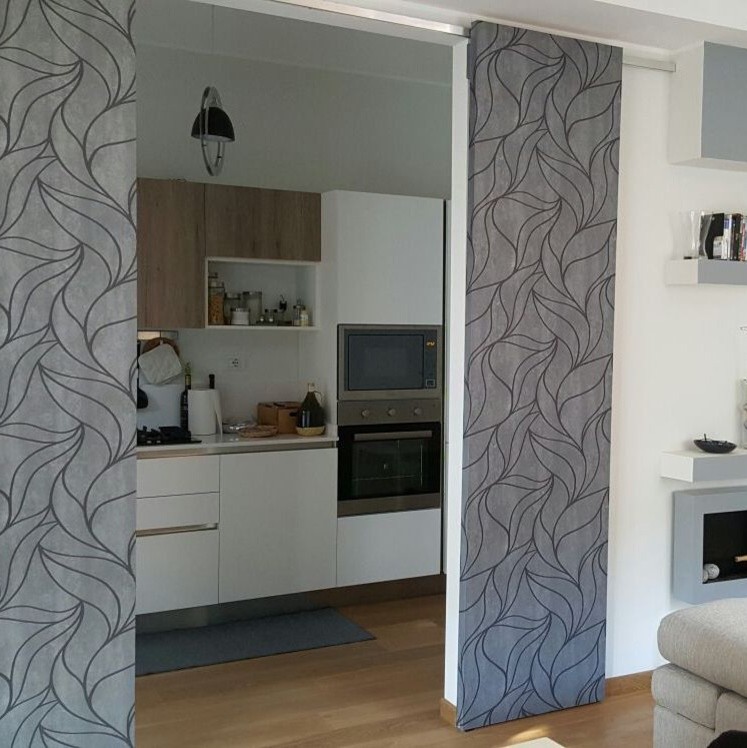 Immagine di un soggiorno moderno di medie dimensioni e aperto con pareti grigie e pavimento in legno massello medio