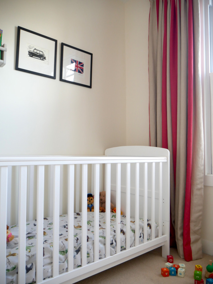 Ispirazione per una cameretta per neonato moderna di medie dimensioni con pareti bianche, moquette e pavimento beige