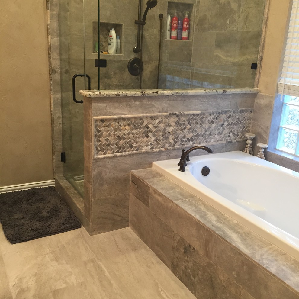 Idee per una stanza da bagno padronale classica di medie dimensioni con vasca da incasso, doccia doppia, piastrelle grigie, piastrelle in gres porcellanato, pareti beige, pavimento in travertino e top in granito