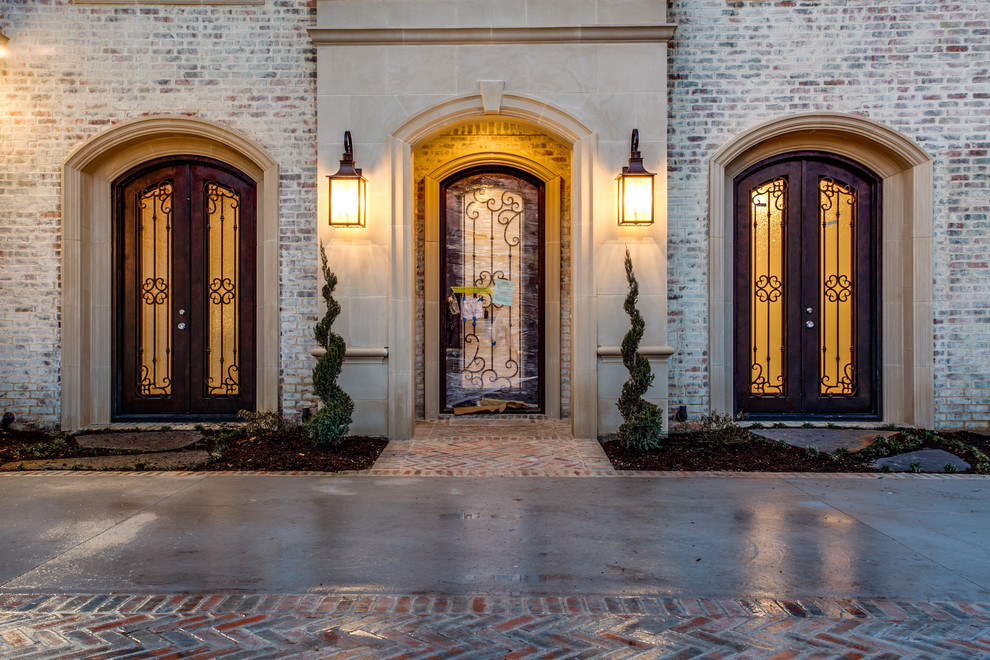 Photo of a traditional entryway in Dallas.