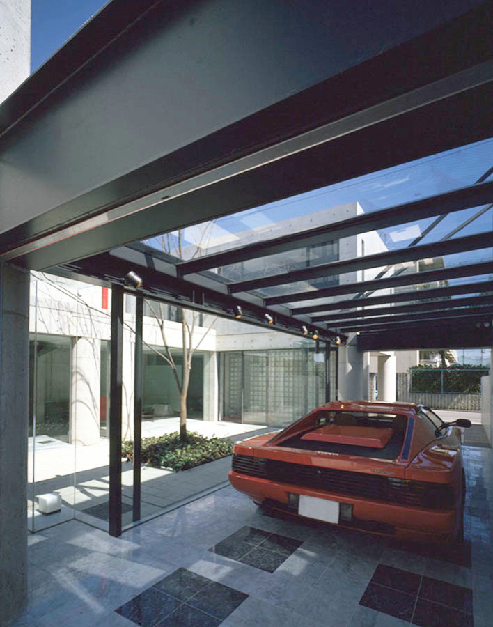 Idées déco pour un garage pour quatre voitures ou plus attenant moderne de taille moyenne.