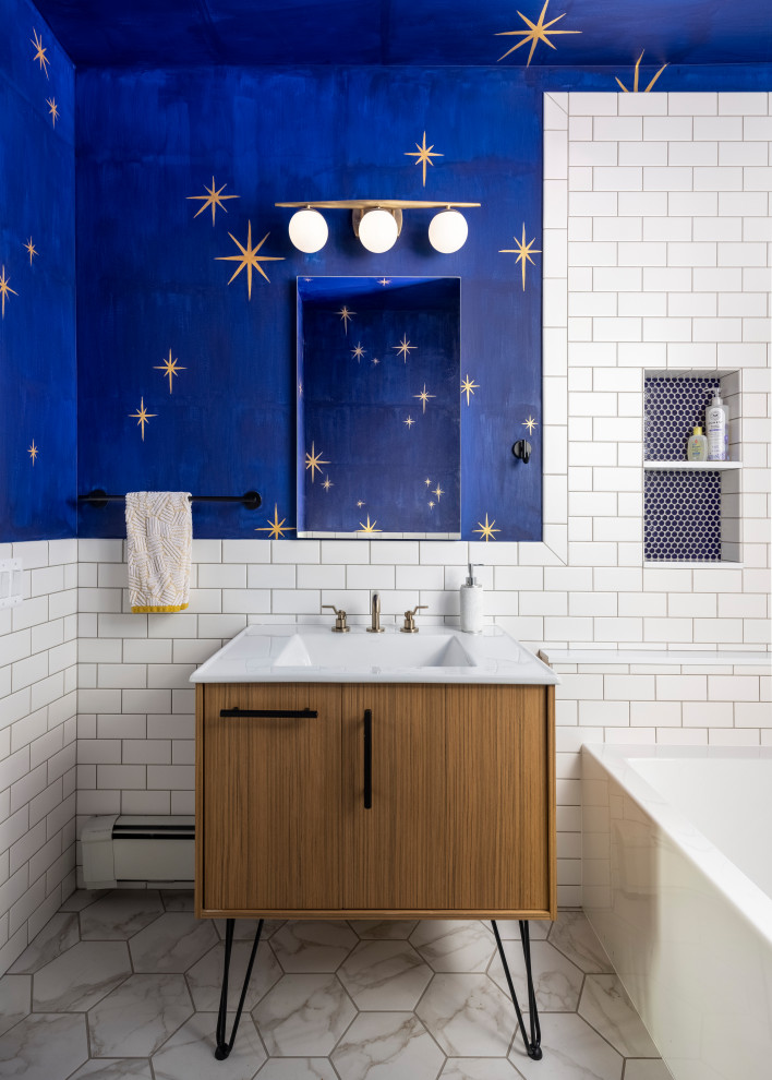 Stilmix Badezimmer mit weißen Schränken und Einzelwaschbecken in Detroit