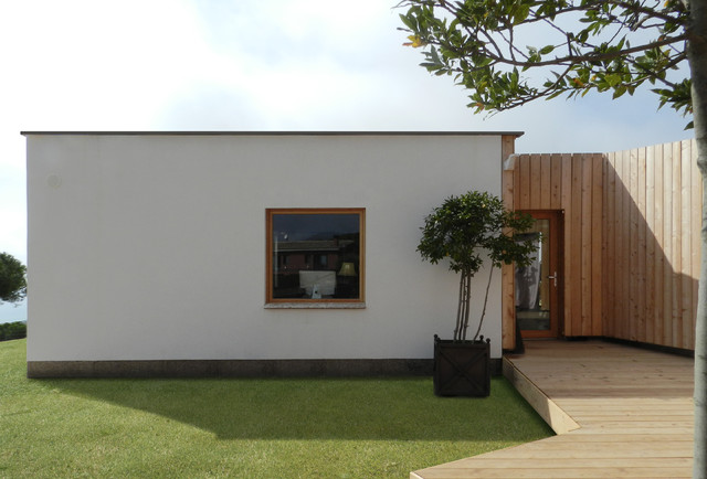 Una casa autosuficiente: sin conexi&oacute;n a la red el&eacute;ctrica modern-exterior