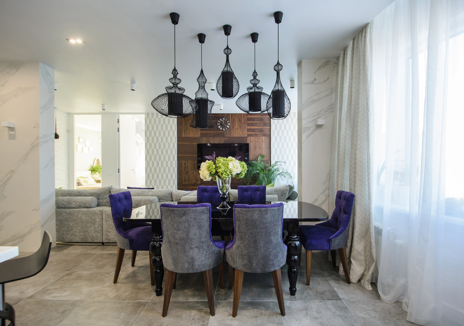 Глянцевый стол и фиолетовые кресла в столовую