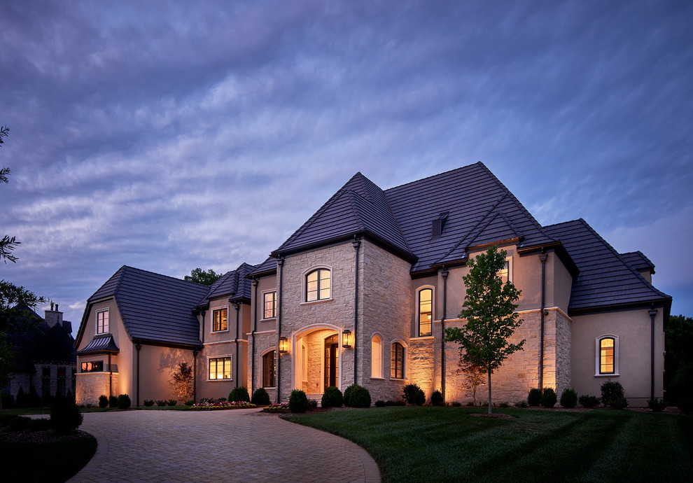 Example of a transitional home design design in Charlotte