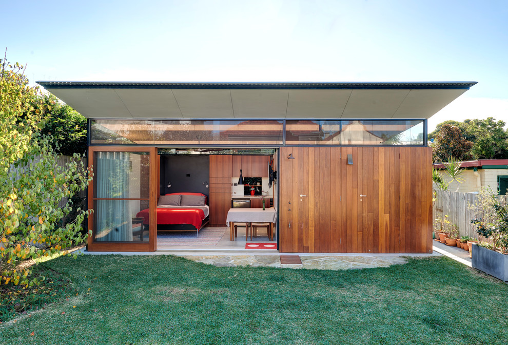 Photo of a contemporary shed and granny flat in Sydney.