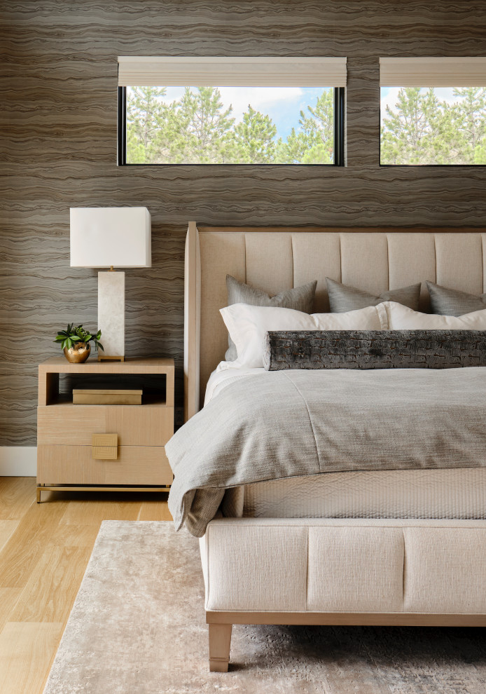 Großes Modernes Hauptschlafzimmer mit grauer Wandfarbe, hellem Holzboden, beigem Boden, gewölbter Decke und Tapetenwänden in Denver