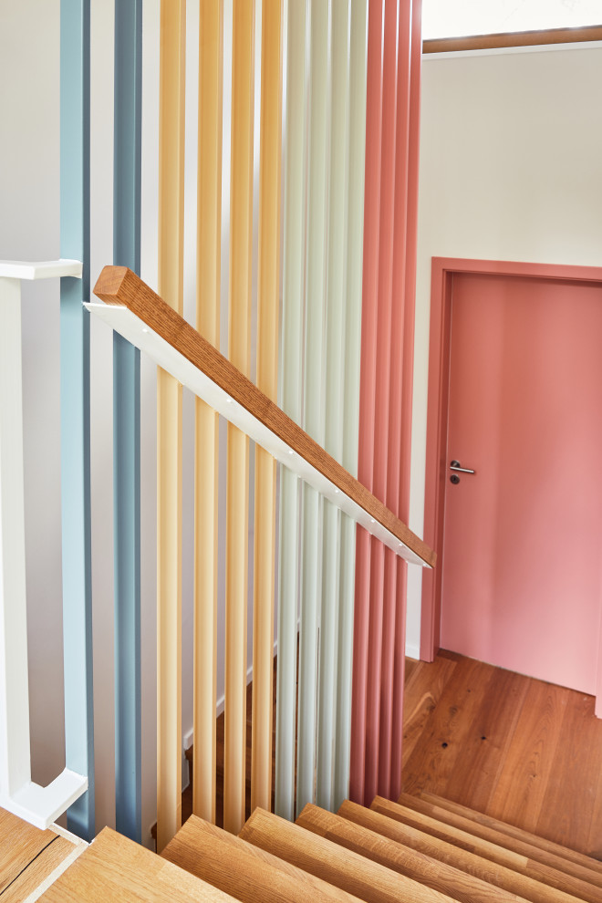 Источник вдохновения для домашнего уюта: лестница в современном стиле с металлическими перилами