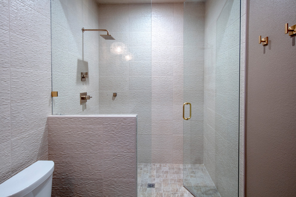 Diseño de cuarto de baño clásico de tamaño medio con ducha esquinera, baldosas y/o azulejos rosa, aseo y ducha y ducha con puerta con bisagras