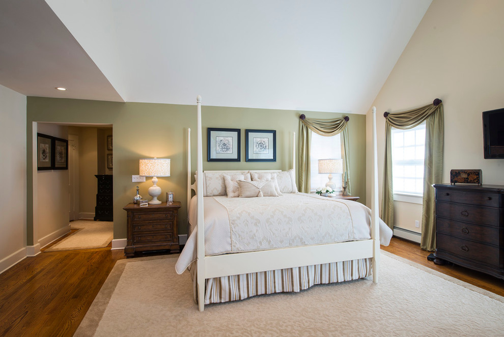 Example of a classic bedroom design in Baltimore
