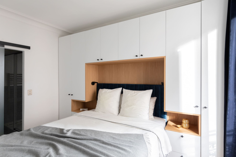 Mid-sized scandinavian master bedroom in Paris with white walls.
