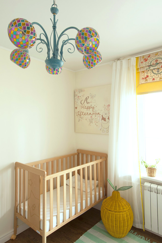 Свежая идея для дизайна: маленькая комната для малыша с белыми стенами для на участке и в саду, девочки - отличное фото интерьера