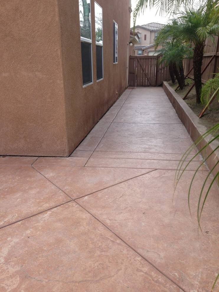Photo of a mid-sized traditional side yard shaded garden in San Diego with concrete pavers.