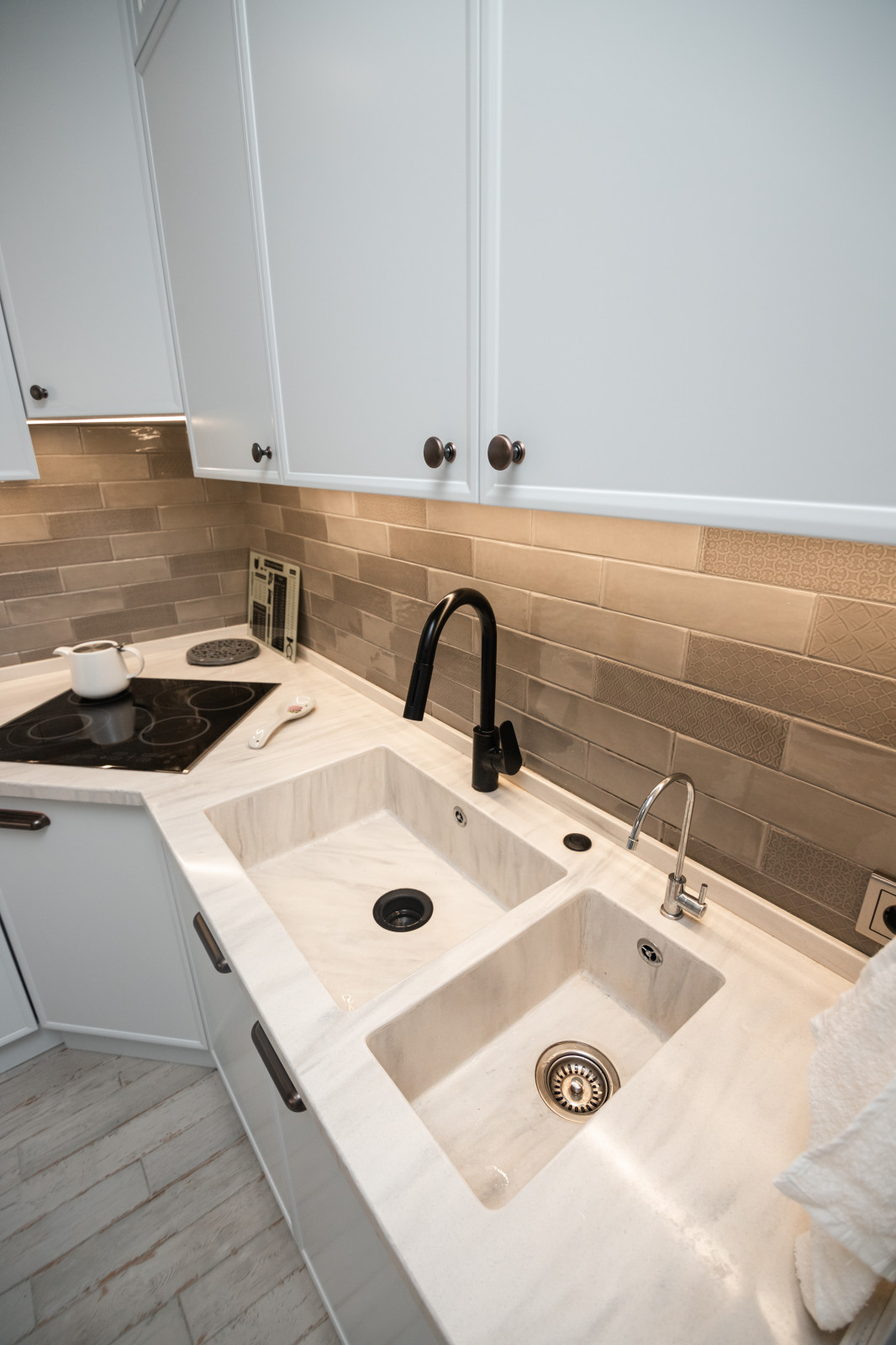 Светлая кухня с деревянными элементами