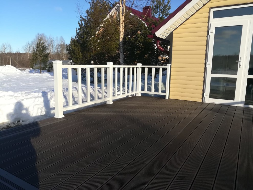 Терраса с ограждениями и ступенями