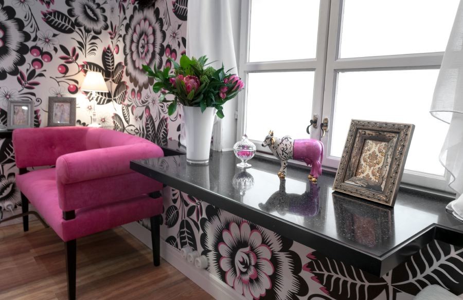 Стол под окном