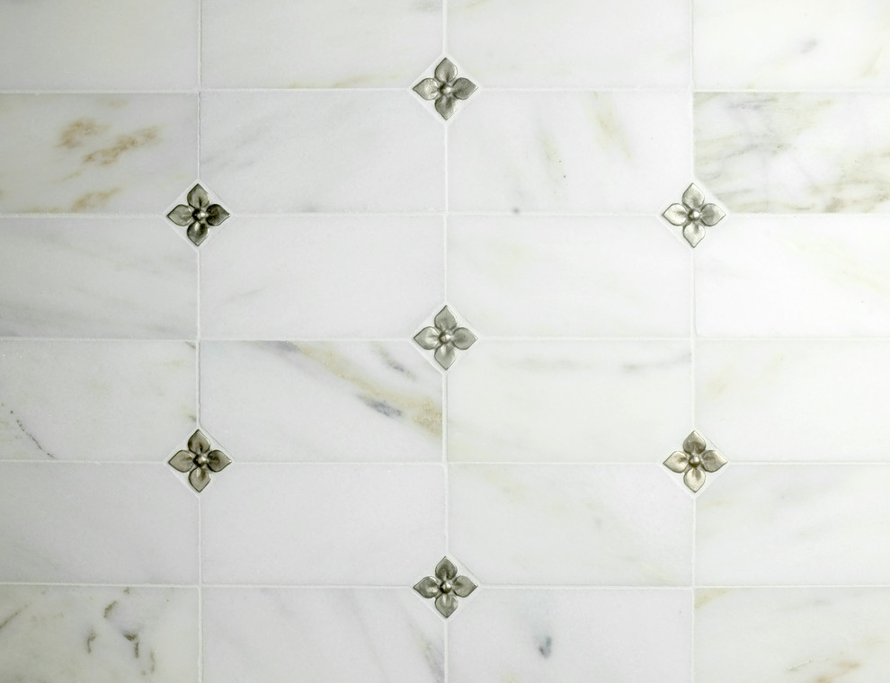 Photo of a transitional bathroom in Chicago with metal tile.