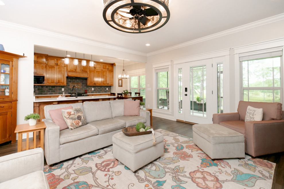 Immagine di un soggiorno stile americano di medie dimensioni e aperto con pavimento marrone