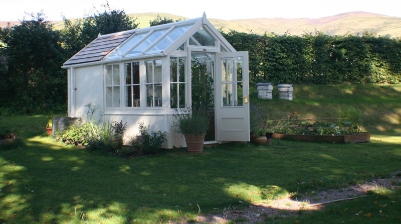 Mid-sized traditional garden shed.