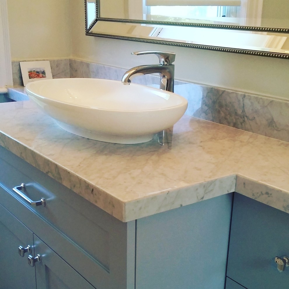 Transitional home design photo in Toronto